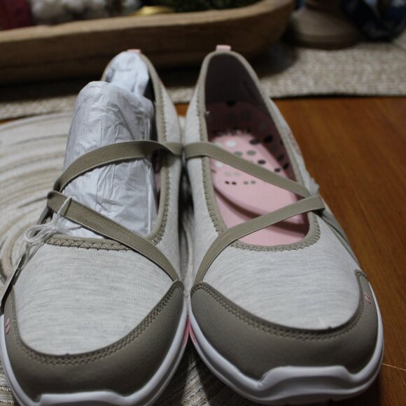 NEW WITH TAGS RYKA SLIP ONs, women' size 9 WIDE  NICE!! - Picture 1 of 8